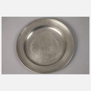 Vier gravierte Zinnteller