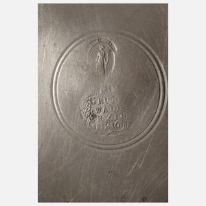 Vier gravierte Zinnteller