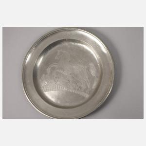 Vier gravierte Zinnteller