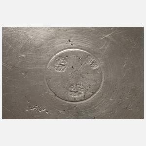 Vier gravierte Zinnteller