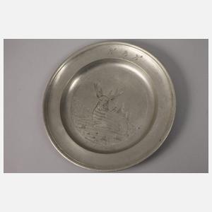 Vier gravierte Zinnteller