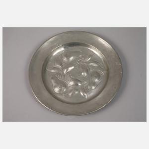 Vier gravierte Zinnteller