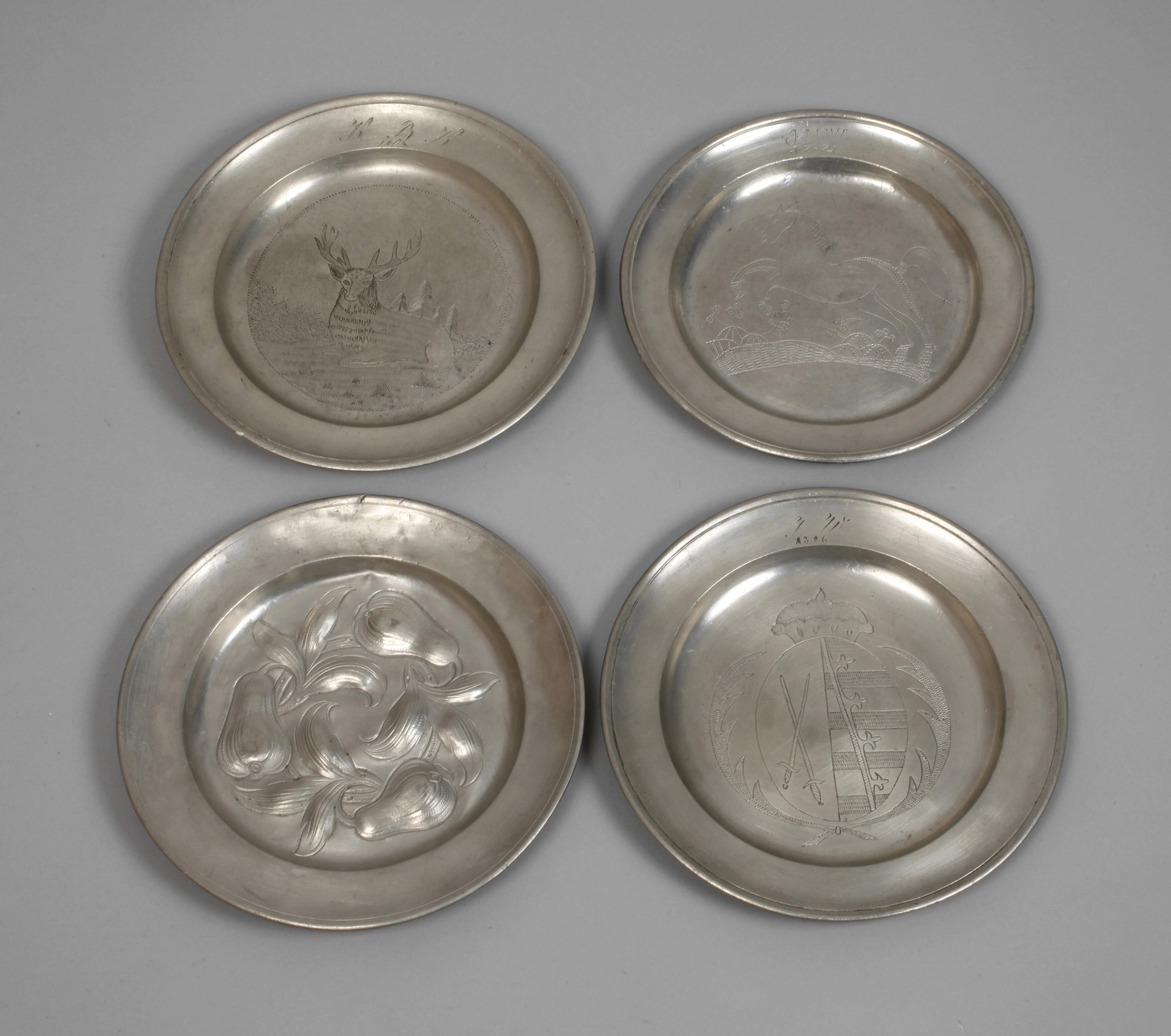 Vier gravierte Zinnteller