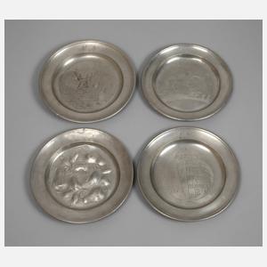 Vier gravierte Zinnteller