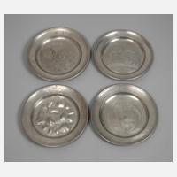 Vier gravierte Zinnteller111