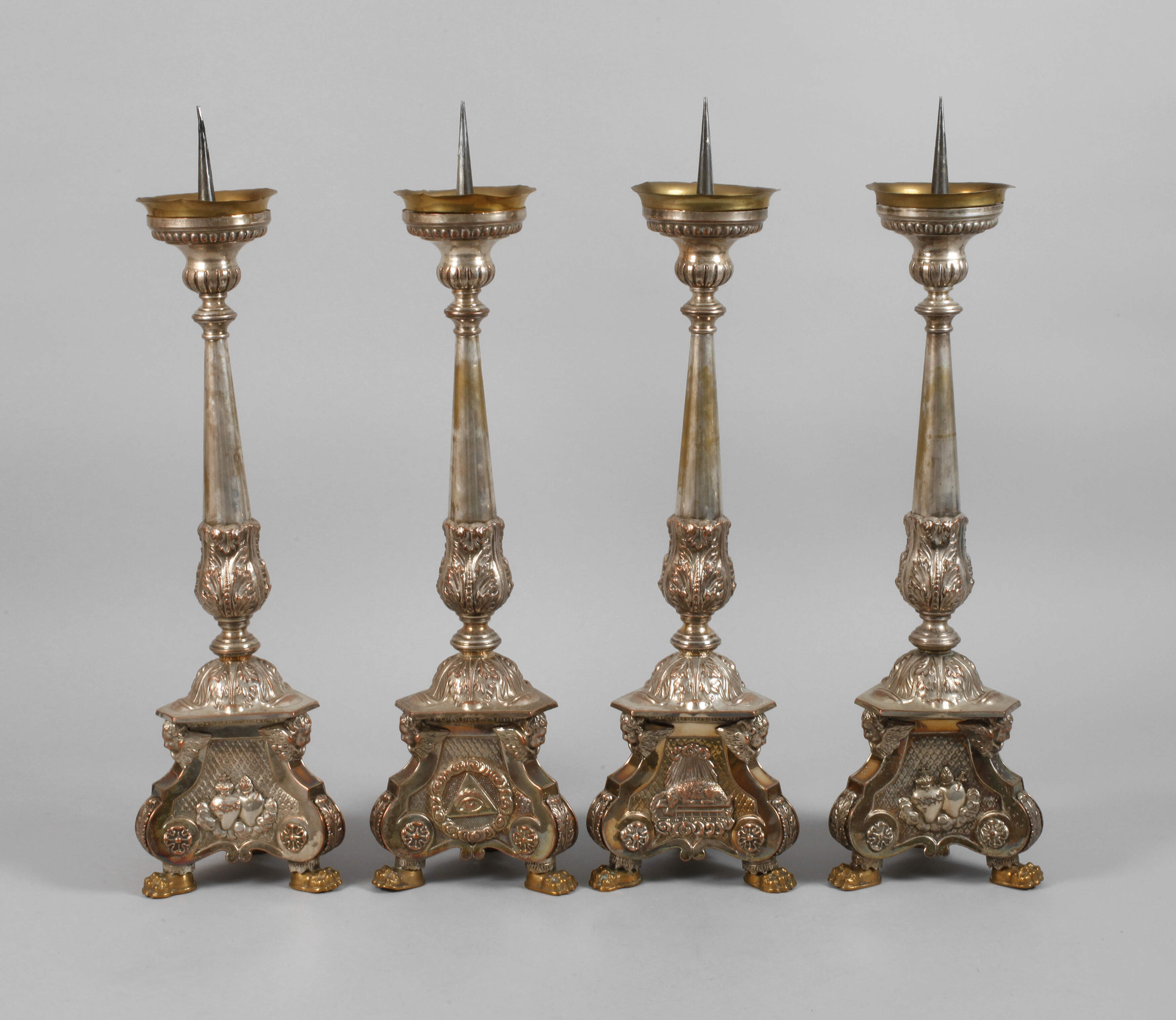 Vier große Altarleuchter