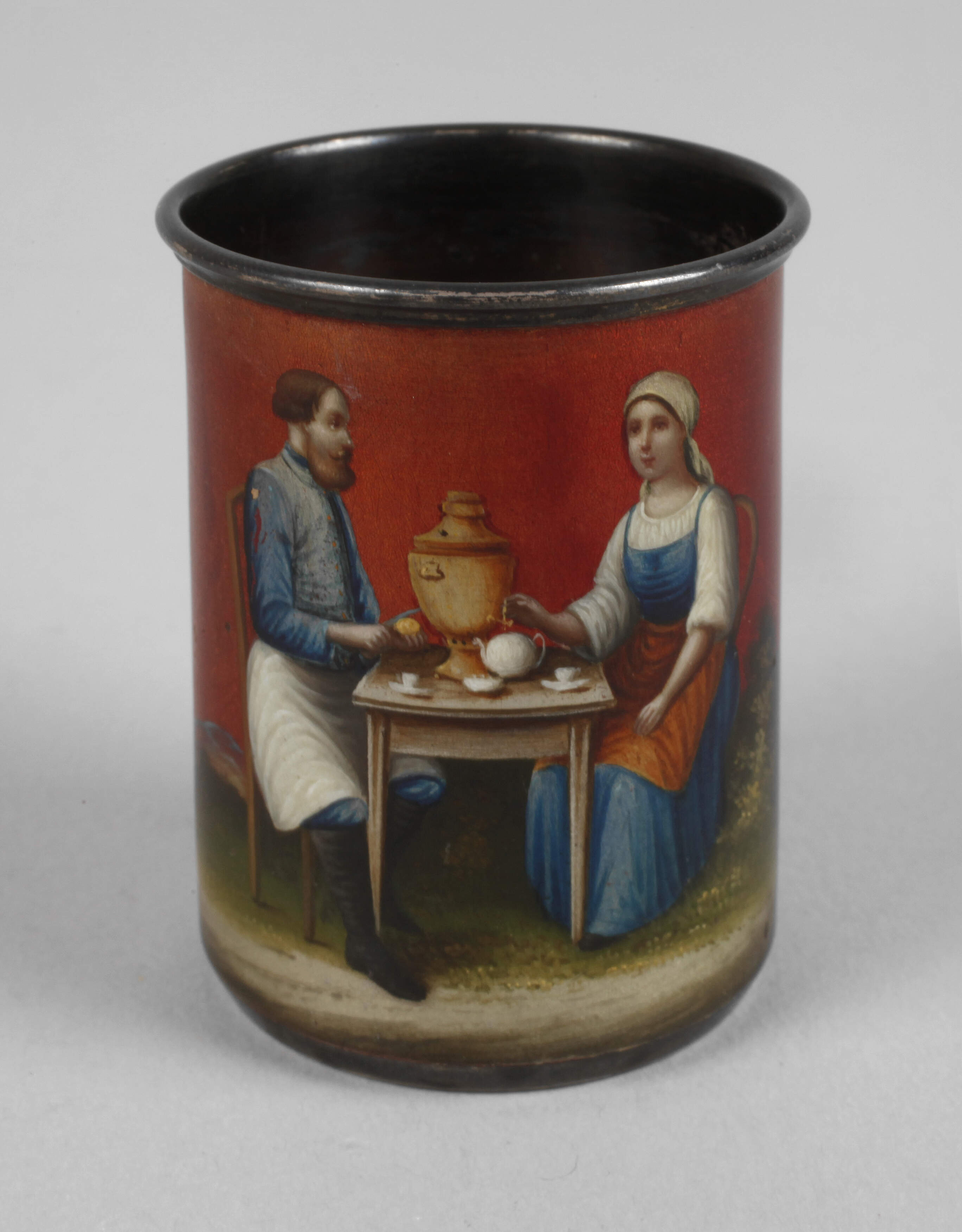 Russischer Emaillebecher