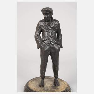 Junger Mann mit Schiebermütze