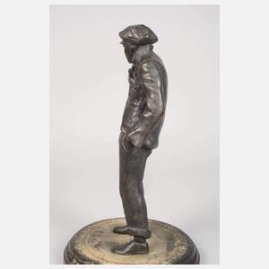 Junger Mann mit Schiebermütze