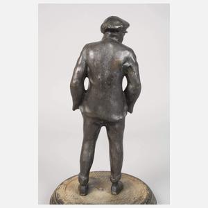 Junger Mann mit Schiebermütze