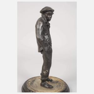 Junger Mann mit Schiebermütze