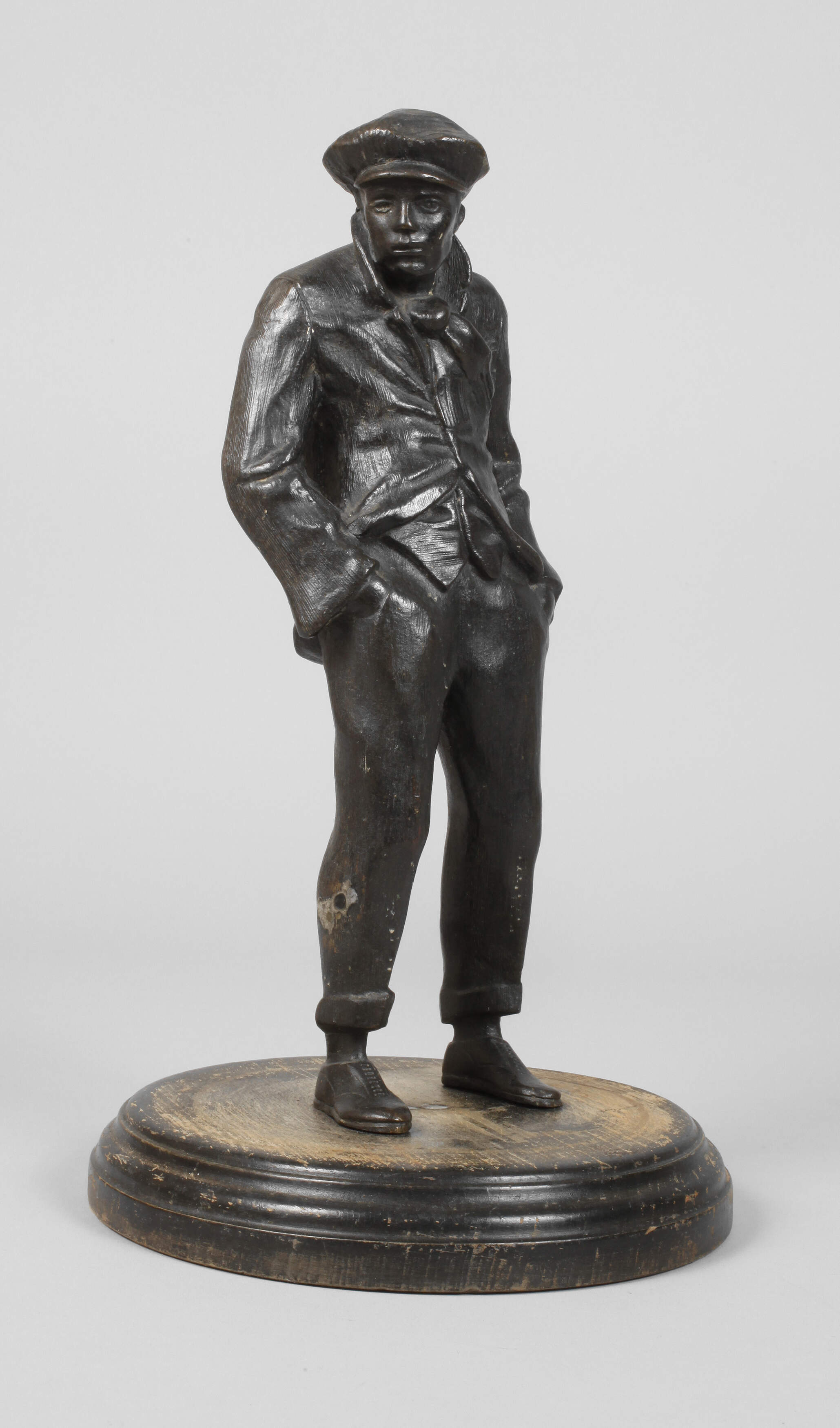 Junger Mann mit Schiebermütze