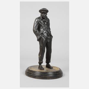 Junger Mann mit Schiebermütze