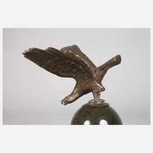 Adler auf Serpentinkugel