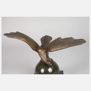 Adler auf Serpentinkugel