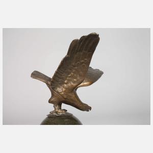 Adler auf Serpentinkugel
