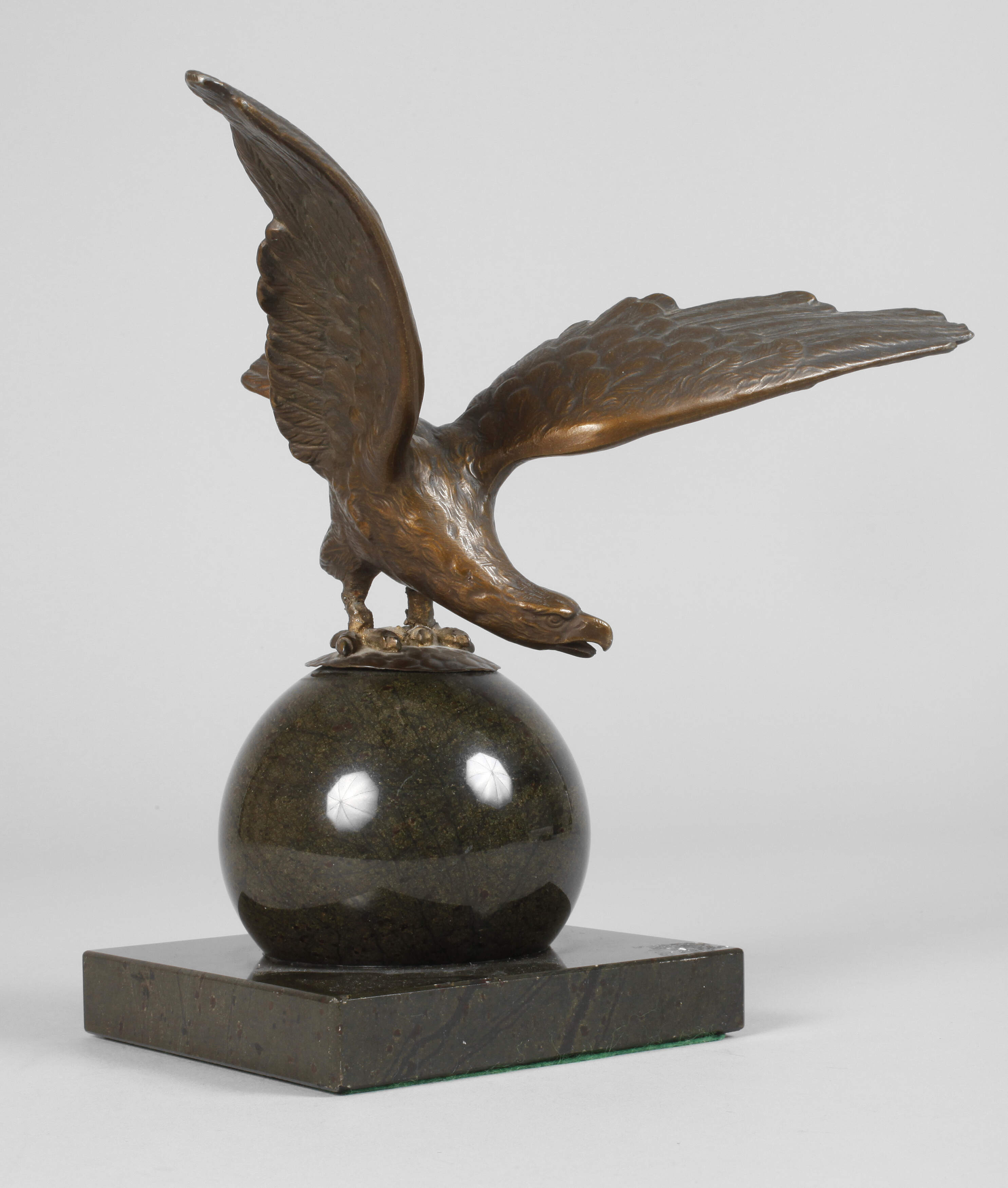 Adler auf Serpentinkugel