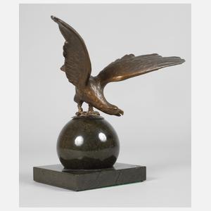 Adler auf Serpentinkugel