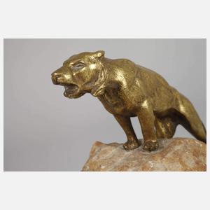 Raubkatze auf Steinsockel