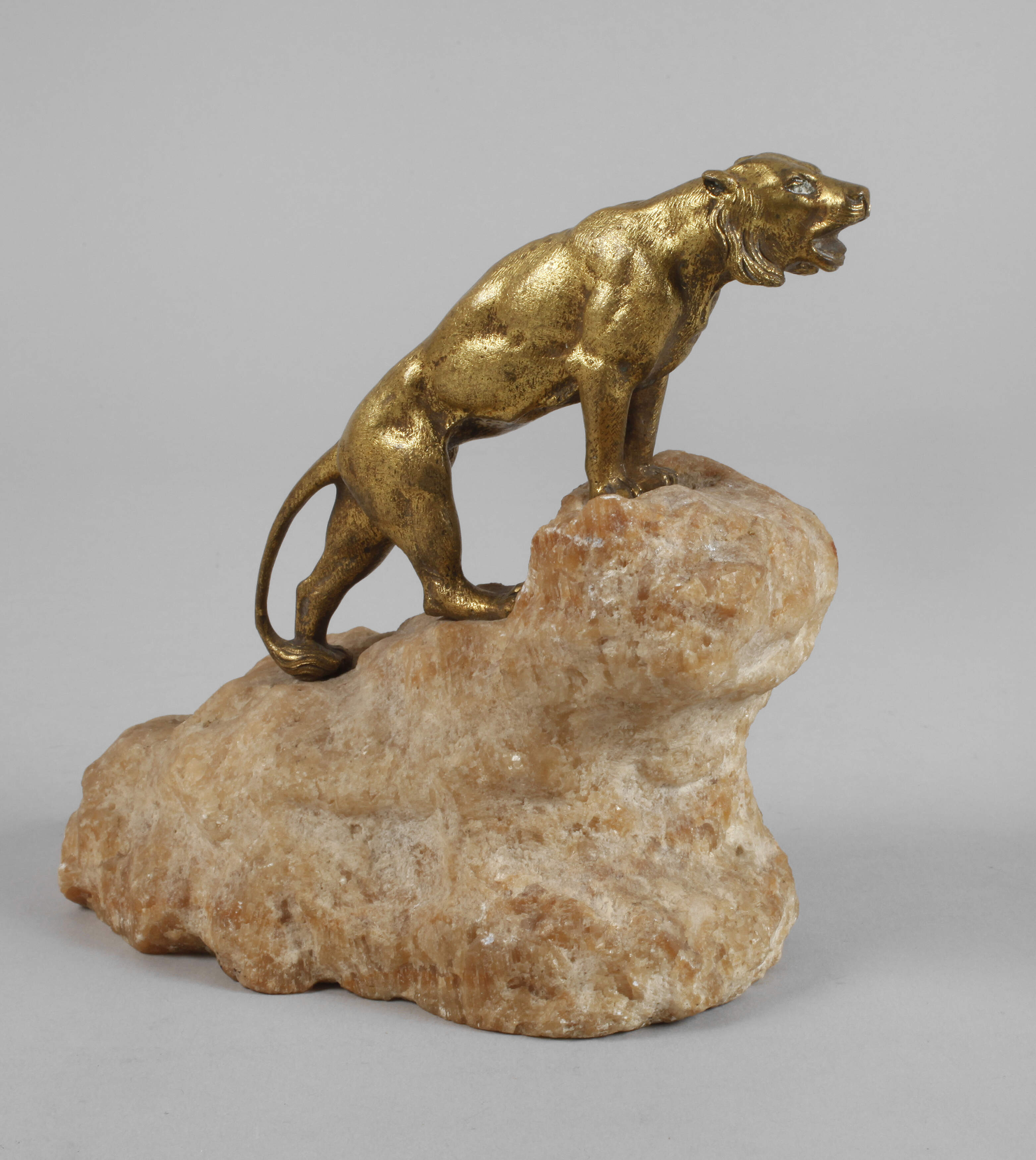 Raubkatze auf Steinsockel