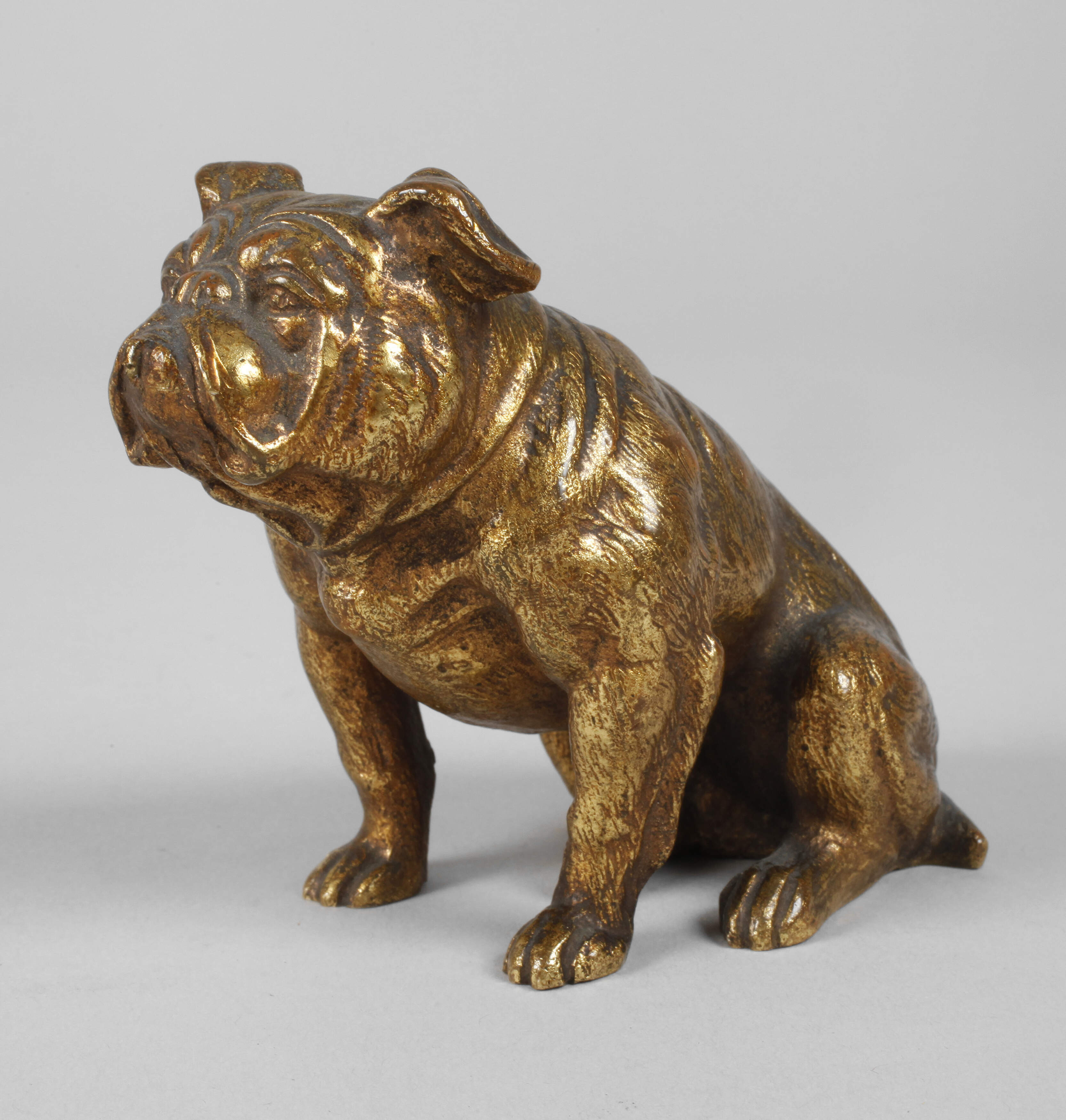 Miniatur einer sitzenden englischen Bulldogge