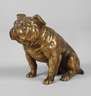 Miniatur einer sitzenden englischen Bulldogge