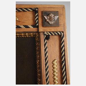 Geistlicher mit Diamantenkreuz