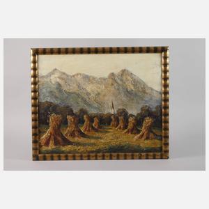 Strohpuppen in sommerlicher Gebirgslandschaft