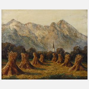 Strohpuppen in sommerlicher Gebirgslandschaft