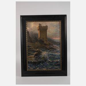 Wachturm an felsiger Küste im Sonnenuntergang