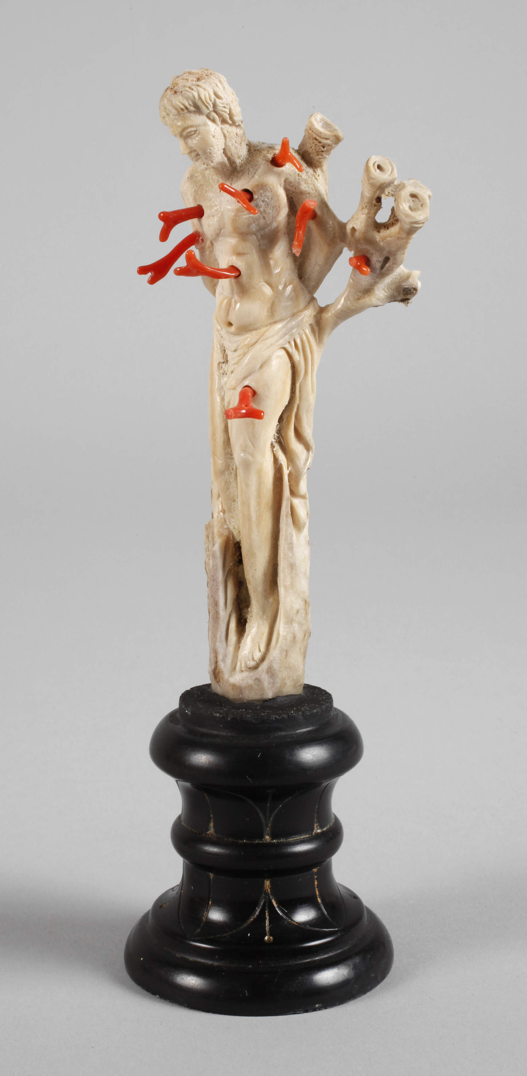 Feine Hornschnitzerei