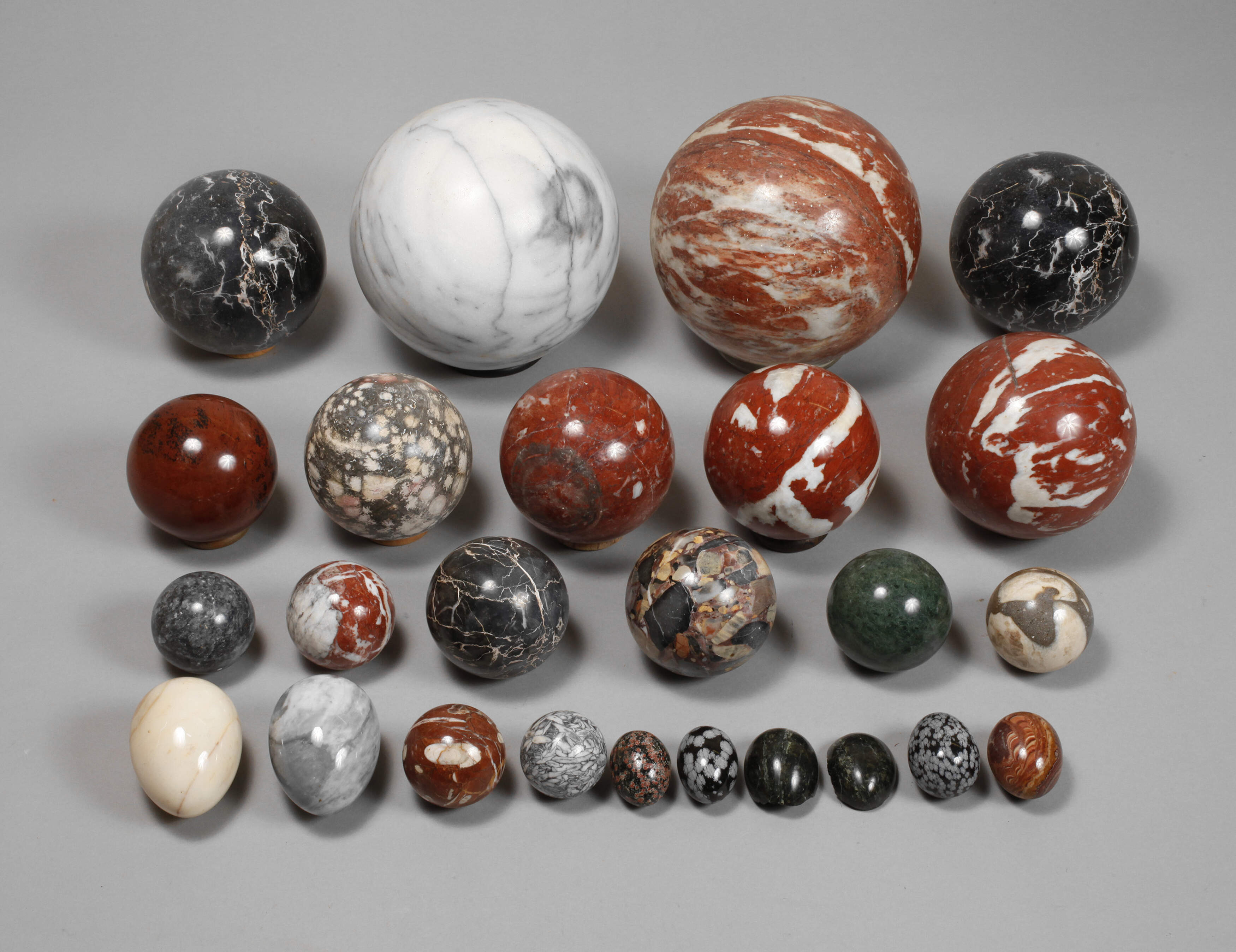 Konvolut Marmor-und Granitkugeln