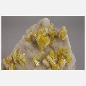 Stufe mit Schwefelkristallen