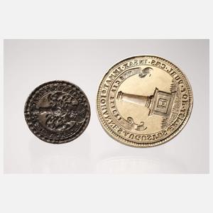 Fünf Siegelstempel und Münzdose