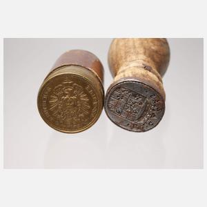 Fünf Siegelstempel und Münzdose