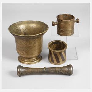 Drei historische Mörser