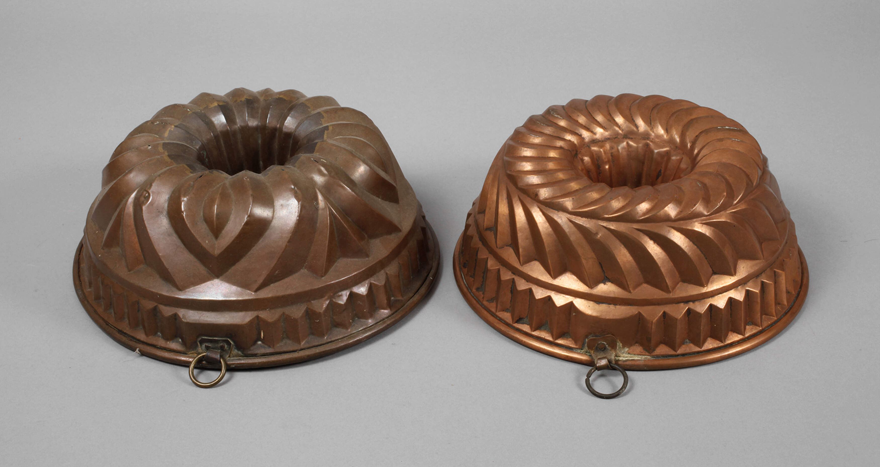 Zwei Kupferbackformen