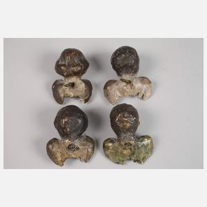 Vier geschnitzte Engelsköpfe