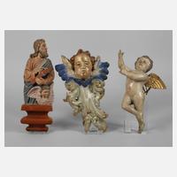 Drei figürliche Schnitzereien111