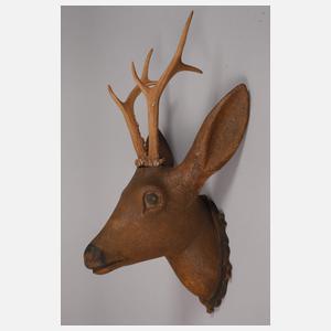 Drei geschnitzte Jagdtrophäen