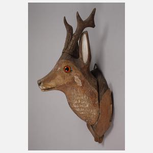 Drei geschnitzte Jagdtrophäen