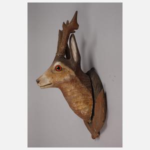 Drei geschnitzte Jagdtrophäen