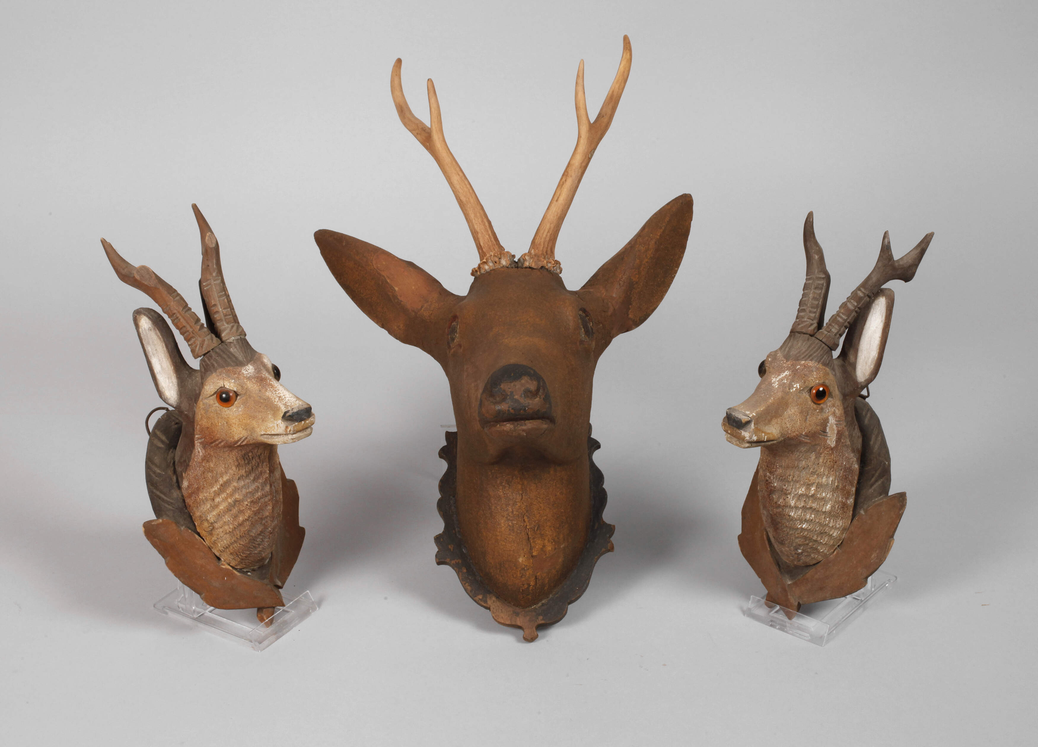 Drei geschnitzte Jagdtrophäen