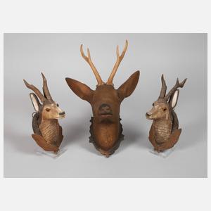 Drei geschnitzte Jagdtrophäen