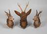 Drei geschnitzte Jagdtrophäen