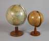 Zwei Tischgloben