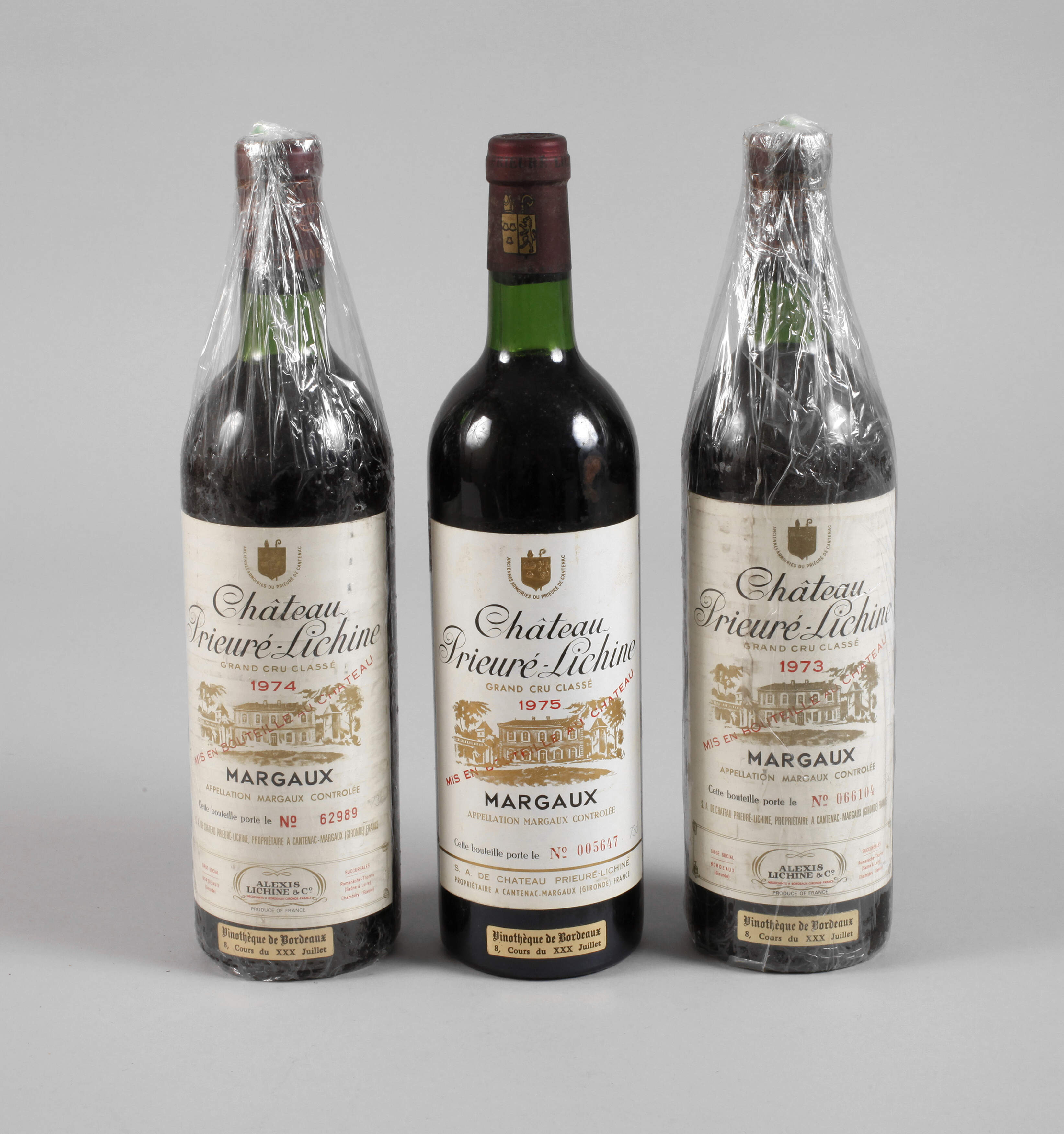 Drei Flaschen Rotwein