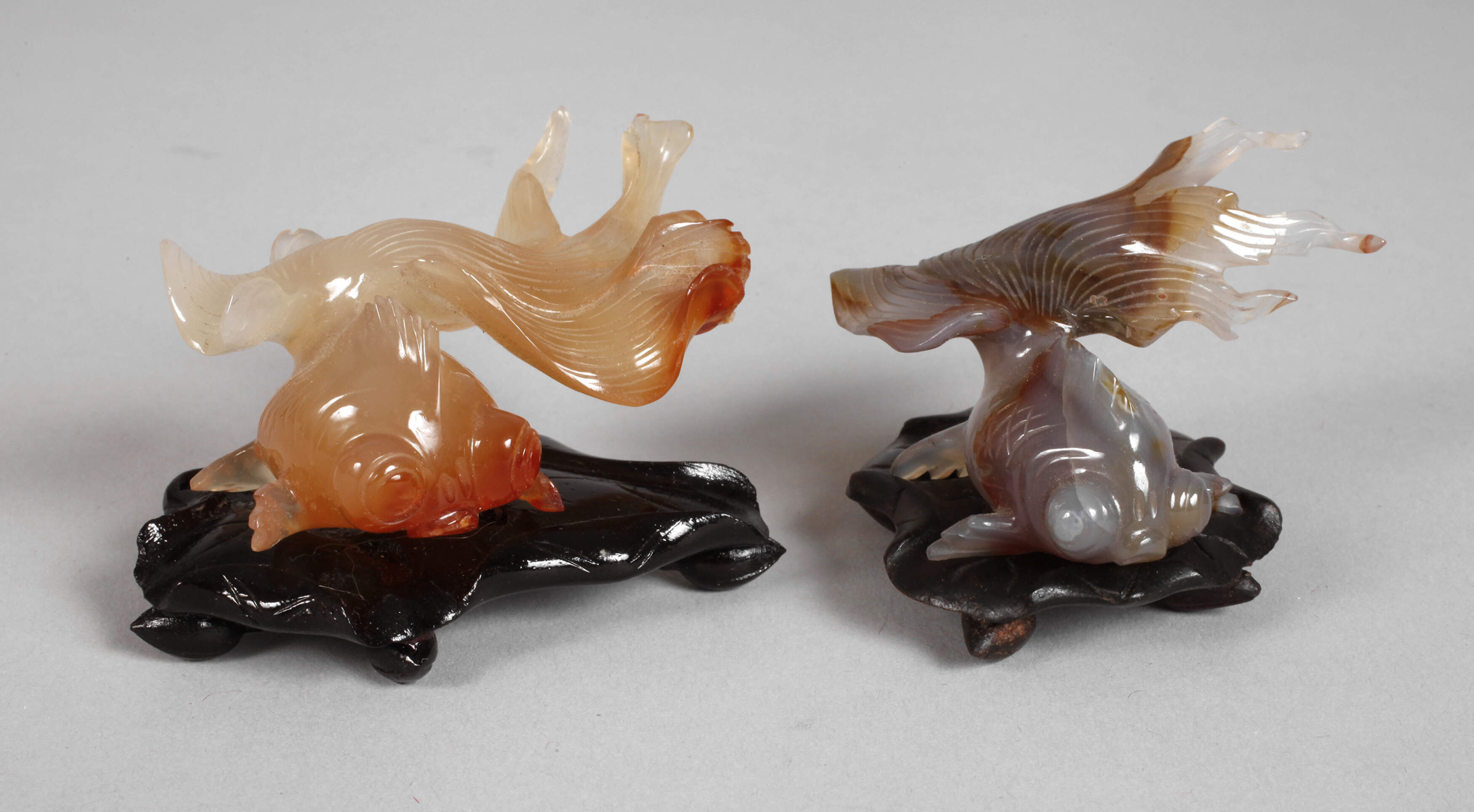 Zwei Steinschnitzereien