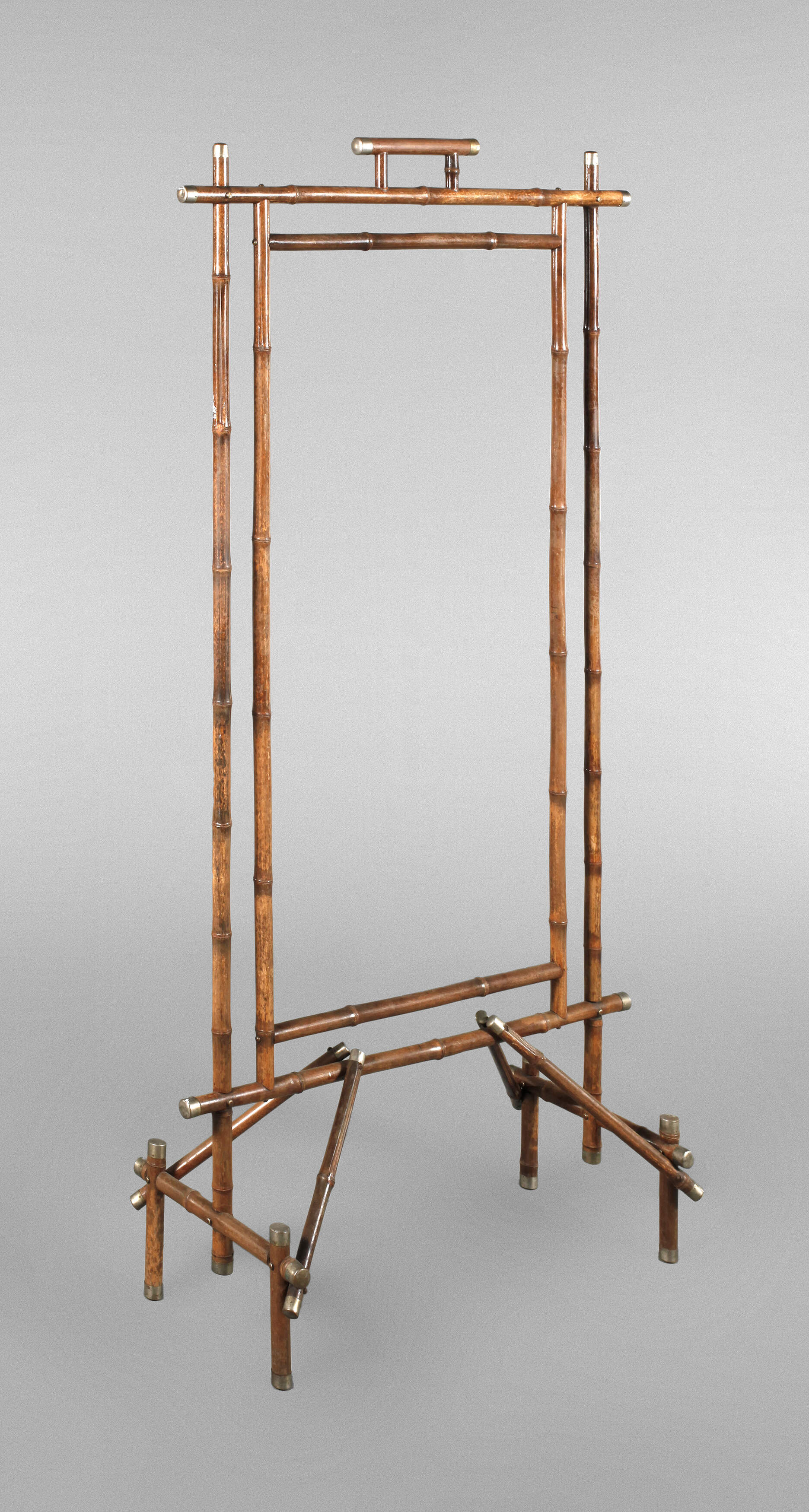 Kolonialer Kleiderständer