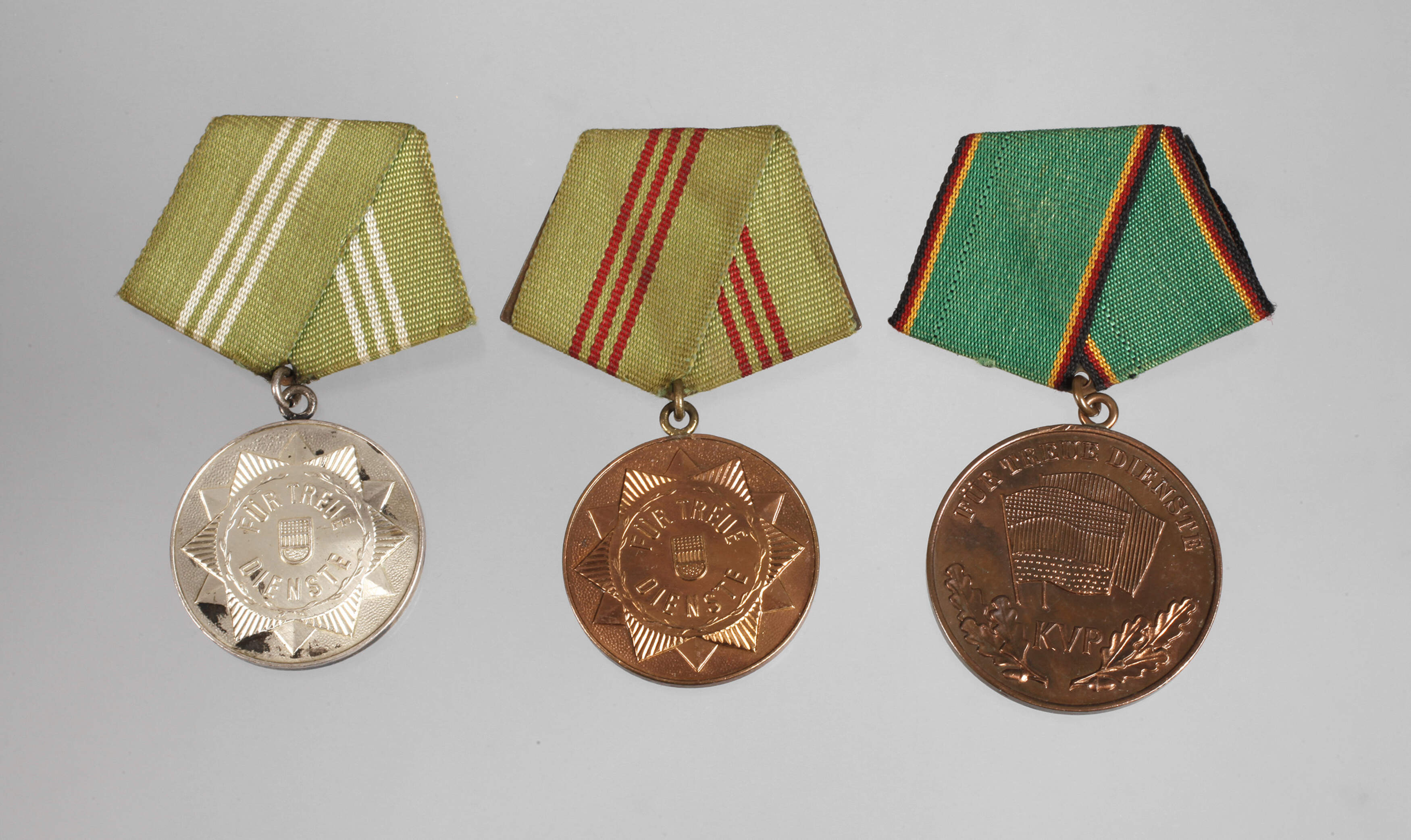 Drei Abzeichen Volkspolizei der DDR